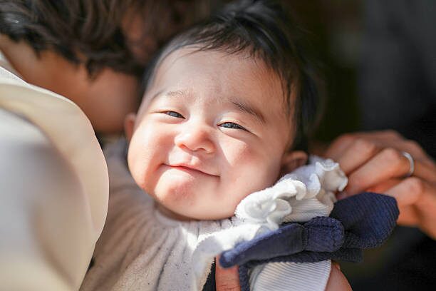 子どもの様子をチェックするイメージ