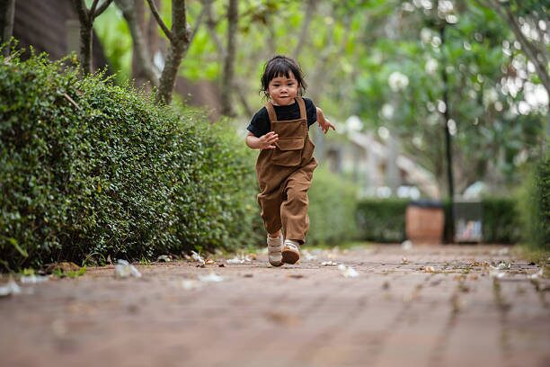 ジェスチャーで伝えようとする子どものイメージ