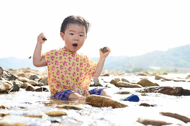 絵本の読み聞かせをする親子