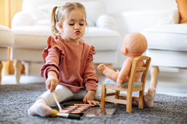 ひらがなの読み書きを練習する子ども