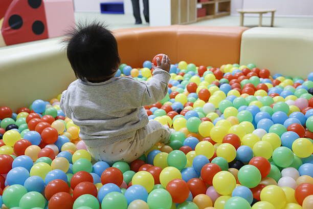 運筆練習をする幼児