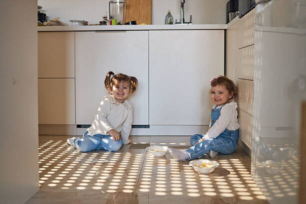 しりとり遊びをする親子