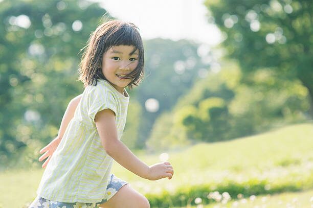 言葉がはっきりしない3歳の子どもを心配する親
