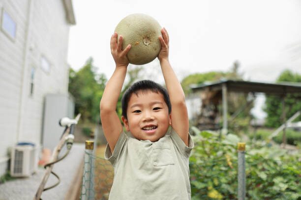 子どもに話しかける親のイメージ
