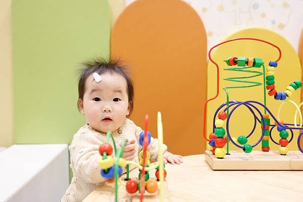 絵本を読む親子