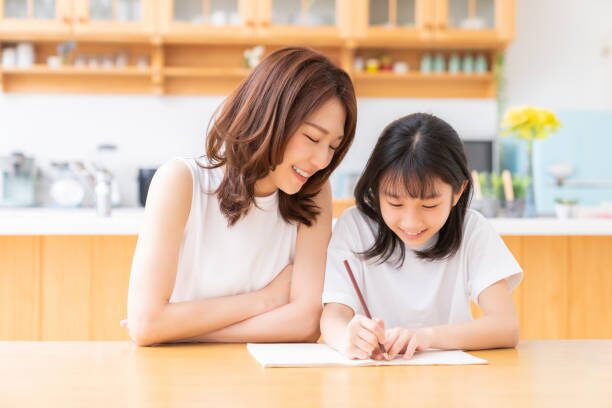 絵を比べられて悲しむ子ども