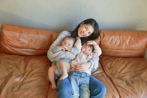 ひらがなを読む練習をする幼児