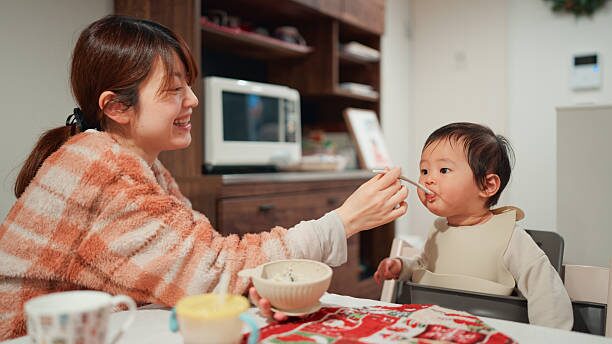 子どもが服を選んでいるイメージ