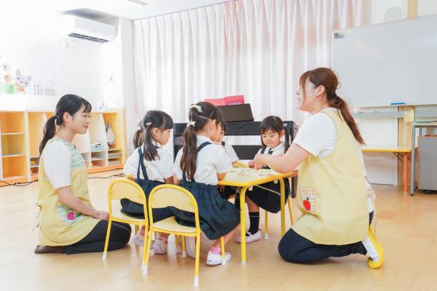 子どもと丁寧に関わる親のイメージ