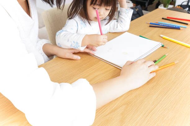 健診後の流れを確認する親子