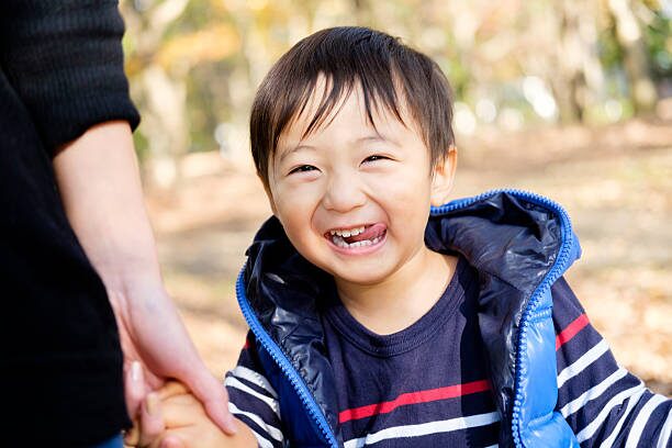粘土遊びで指先を鍛える子ども