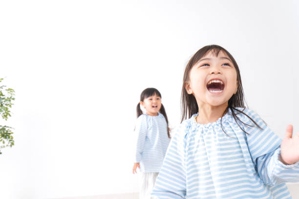 太い線のなぞり書きに取り組む子ども