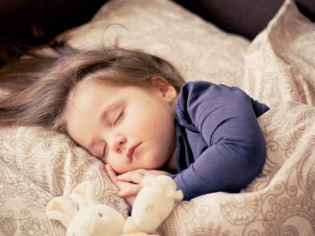 布団で眠る2歳の子ども