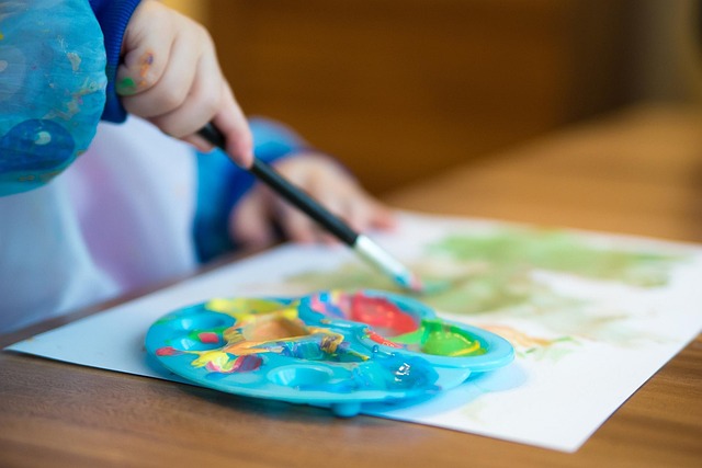 絵の具で工作する子ども