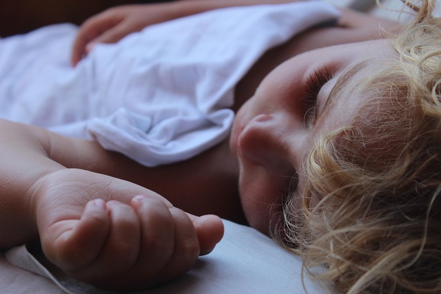穏やかに眠る幼児