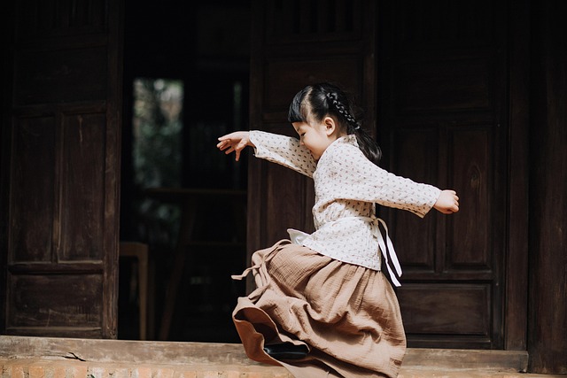 元気いっぱいに遊ぶ2歳の子ども