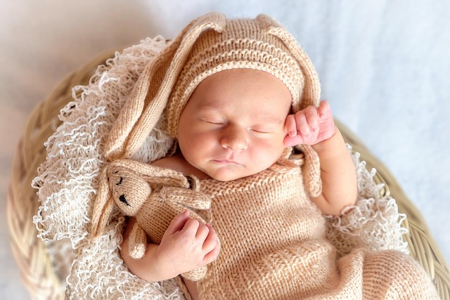 すやすやと眠る新生児の赤ちゃん