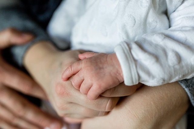 夜に2歳の子が寝なくてイライラする母親