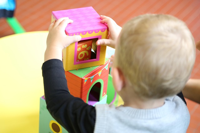 保育園で遊ぶ小さな子ども