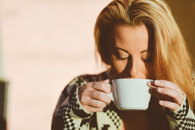 コーヒーを飲んで休息する母親