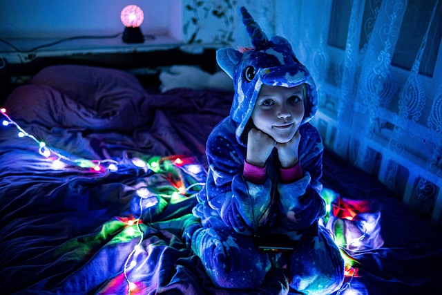 夜の寝室のベッドにいる子ども