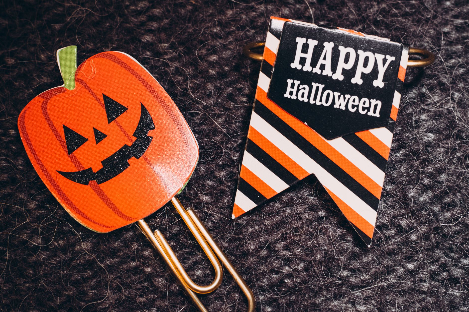 紙で作ったかぼちゃとハロウィンの旗