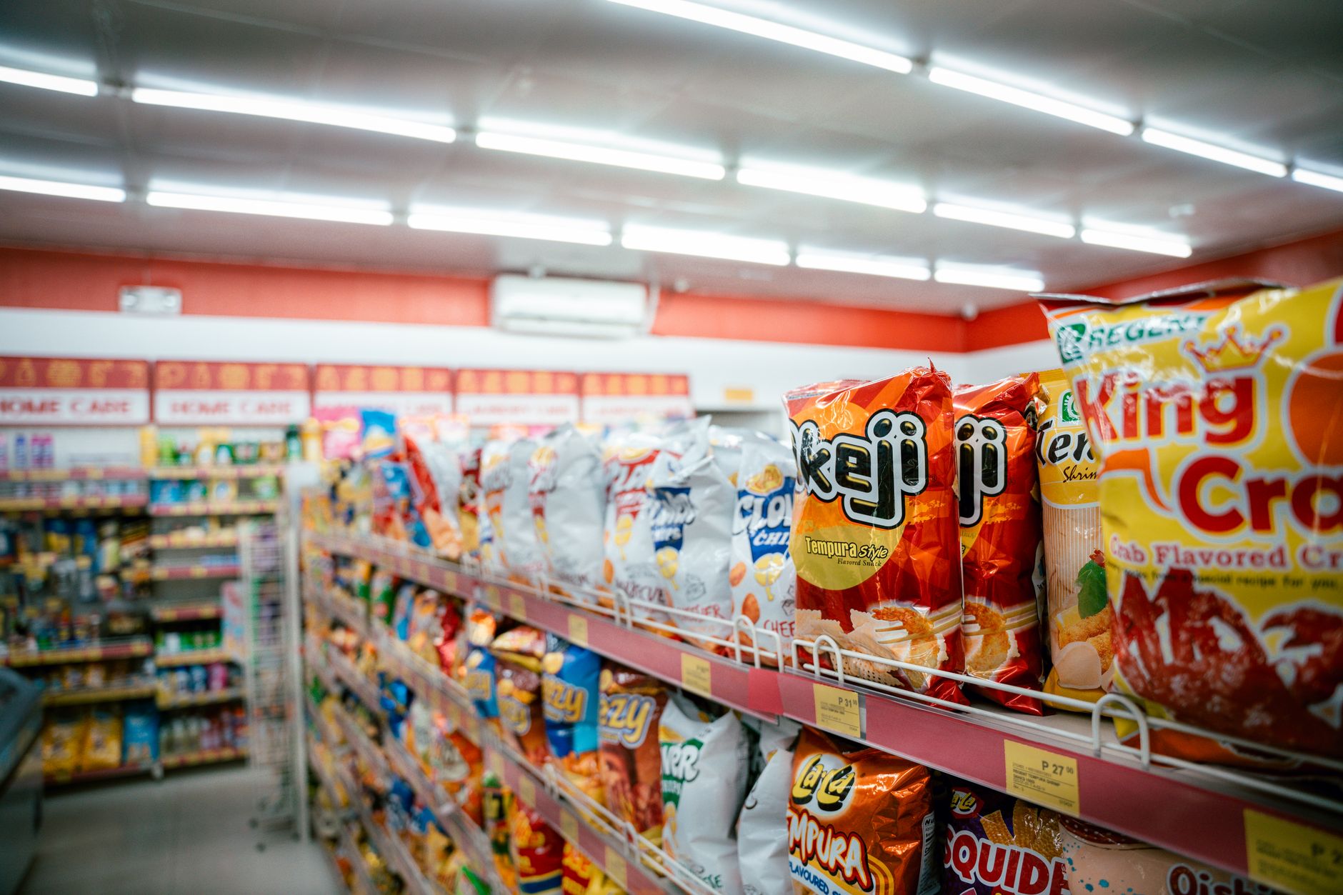 スーパーのお菓子売り場に並ぶカラフルな商品
