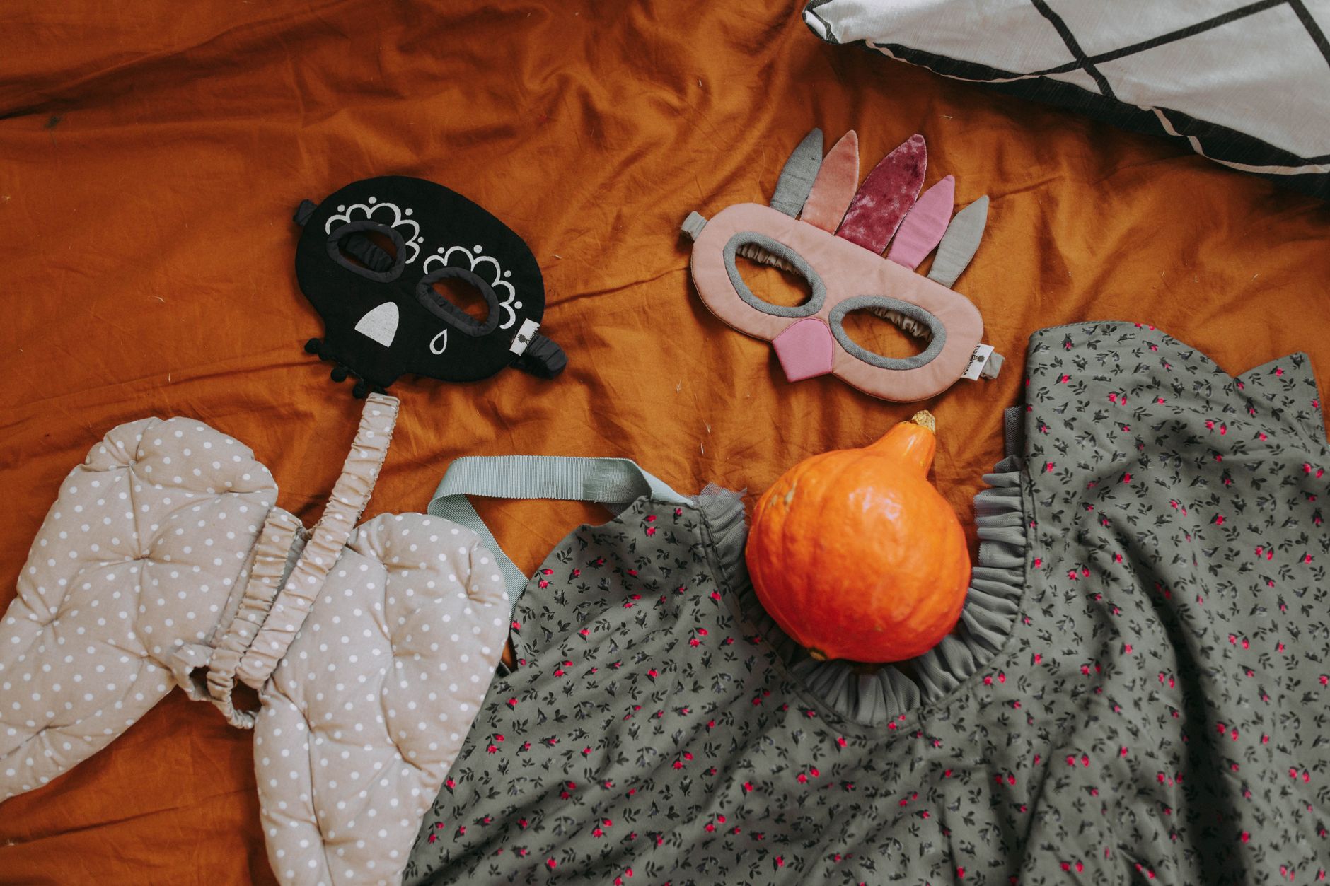 布の上に並べたハロウィンの仮面や衣装の小物